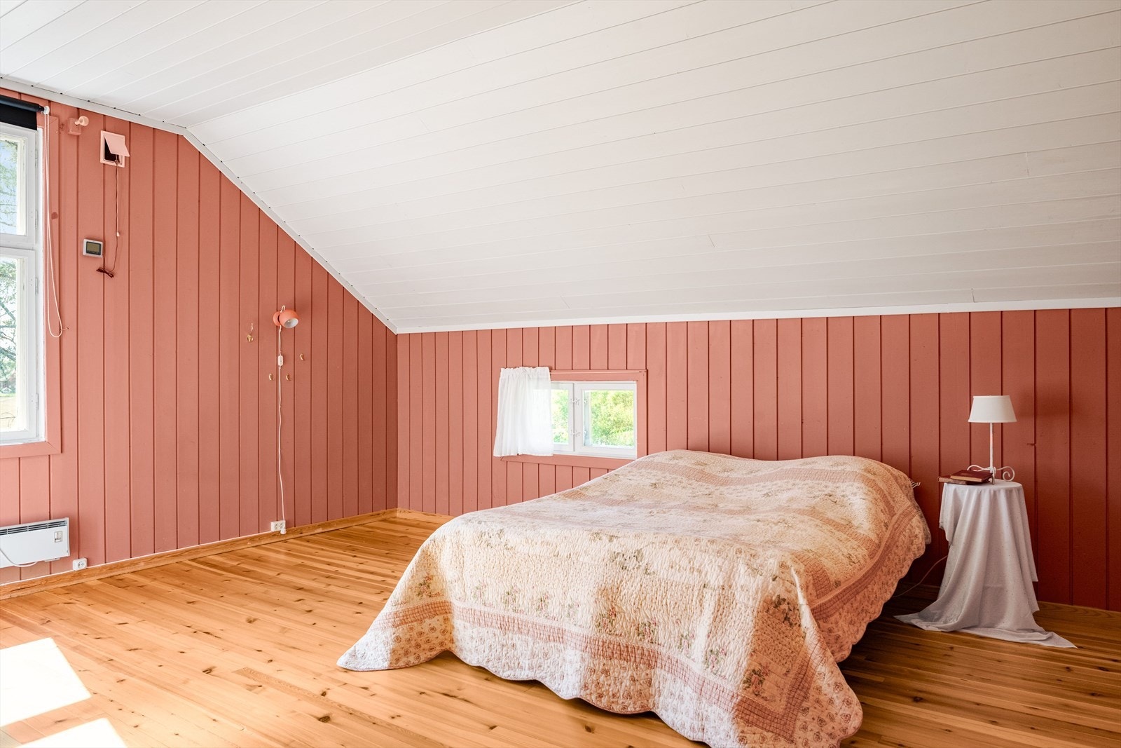 Det er fire store soverom i 2. etasje med gode møbleringsmuligheter. Galleribilde