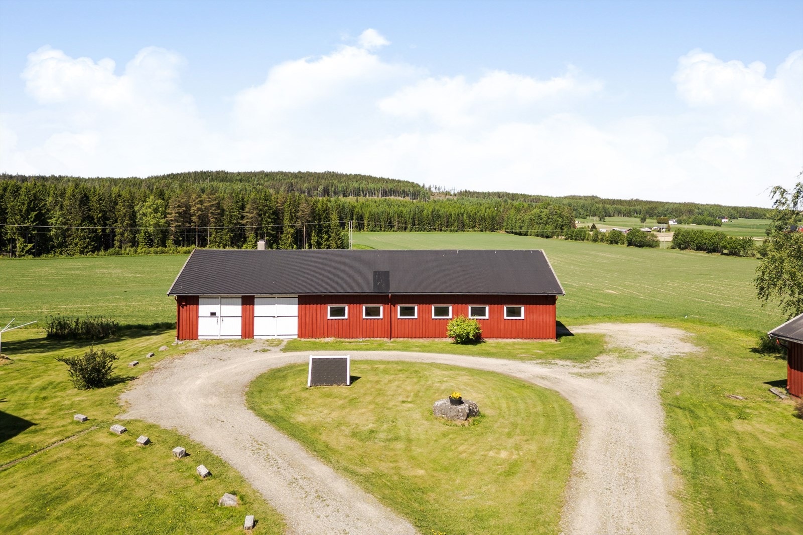 I tillegg til denne låven med blant annet garasjer, museumsrom og verkstedrom. Galleribilde