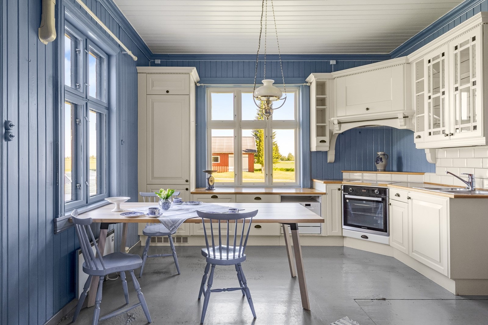 Det er overskap over innredningen og dels flislagt benkerygg. Galleribilde