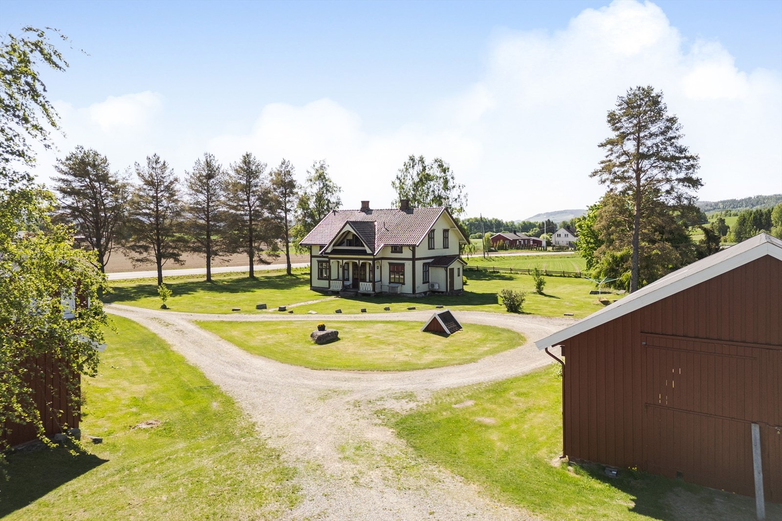 Tomten er på ca. 4 705 m² med stor hage, beplantning og gruset gårdsplass. Galleribilde