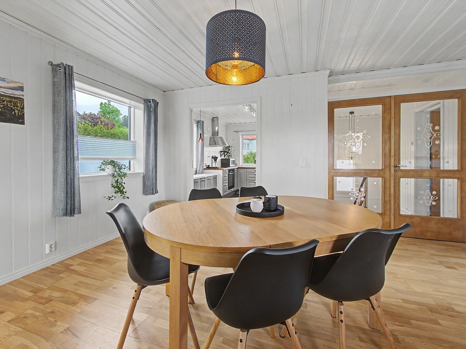 Kort vei til kjøkkenet, som ligger i halvåpen løsning. Galleribilde