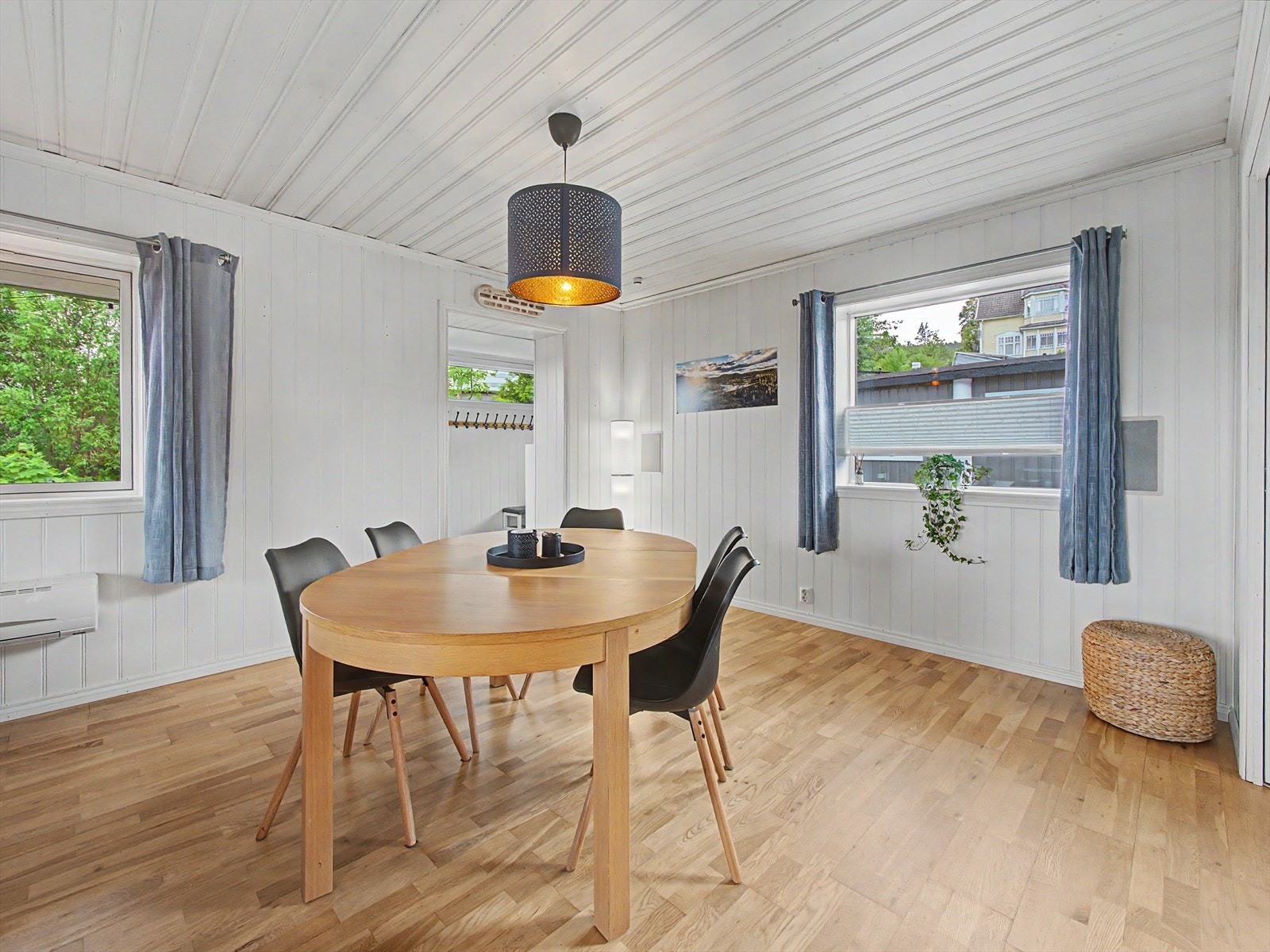 Spisestuen er luftig og åpen. Også her har man 2 innebygde høyttalere med skjulte kabeltrekk bort til forsterker. Galleribilde