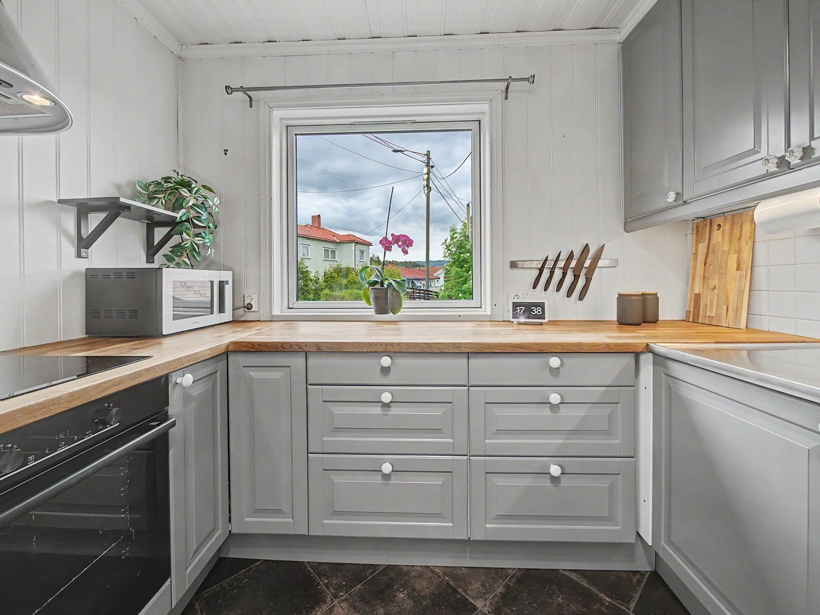 Øvrige hvitevarer på kjøkken er integrerte og medfølger (Unntatt mikro og kaffetrakter). Galleribilde