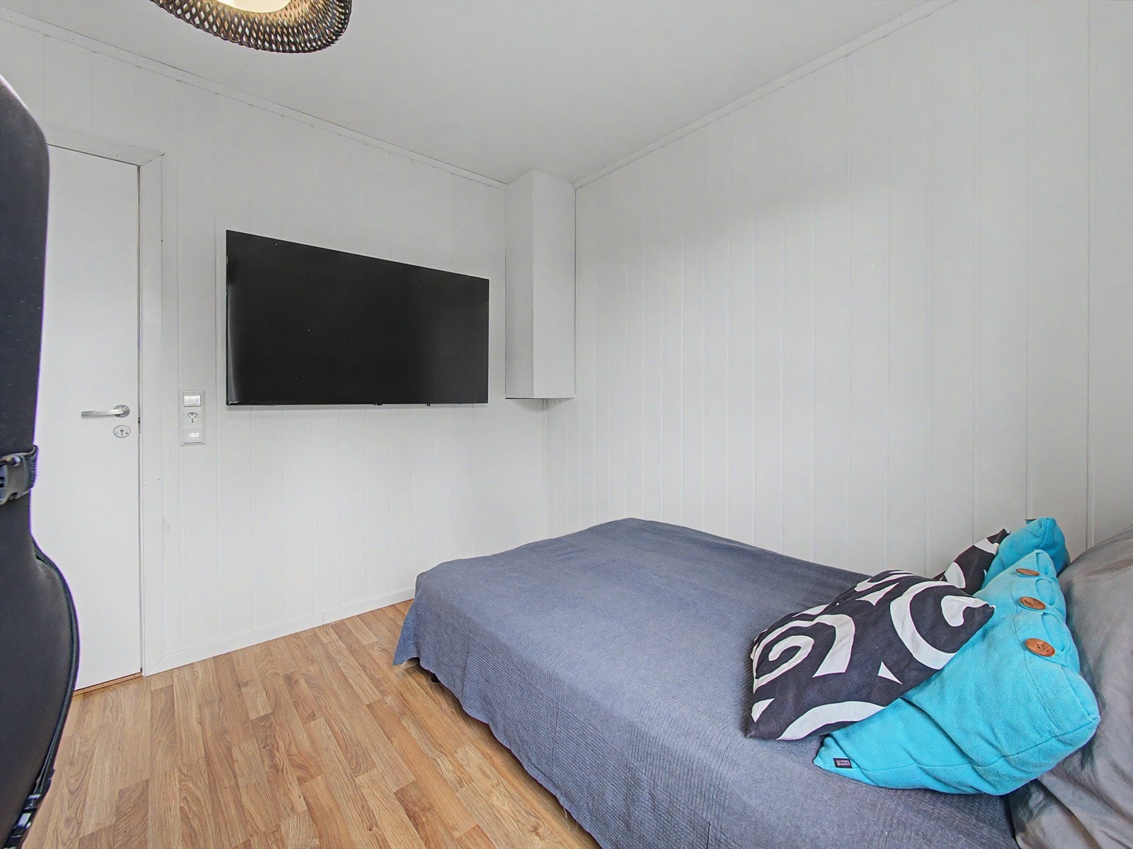 Mulighet for opphengt TV på vegg, med skjulte kabelkanaler. Termostater med smartstyring (HeatIT) er satt inn for alle rom med gulvvarme. Galleribilde