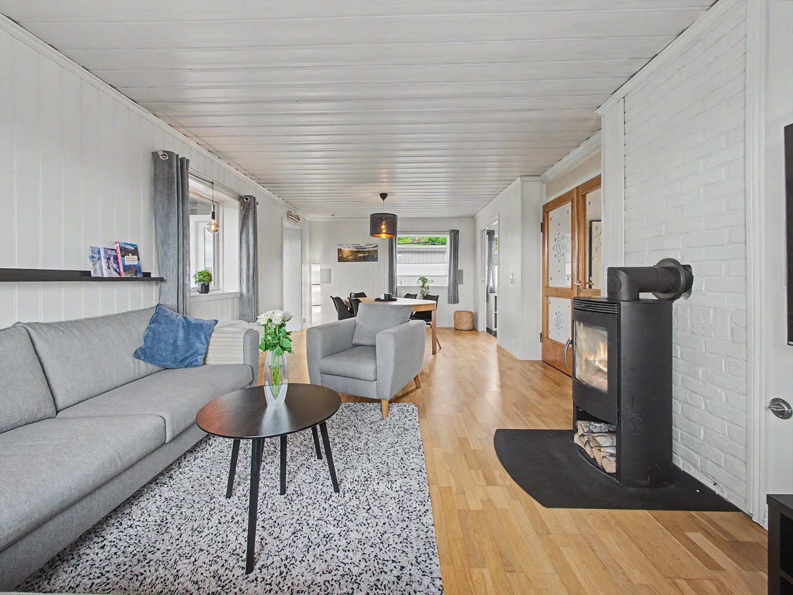 Rommet er gjennomlyst med vindusflater i begge ender. Galleribilde
