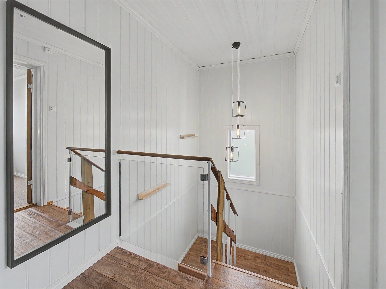 Trappa ned er oppgradert med eget glassfelt på toppen. Her slipper lyset inn i boligen, fra sidevindu i trappa. Galleribilde