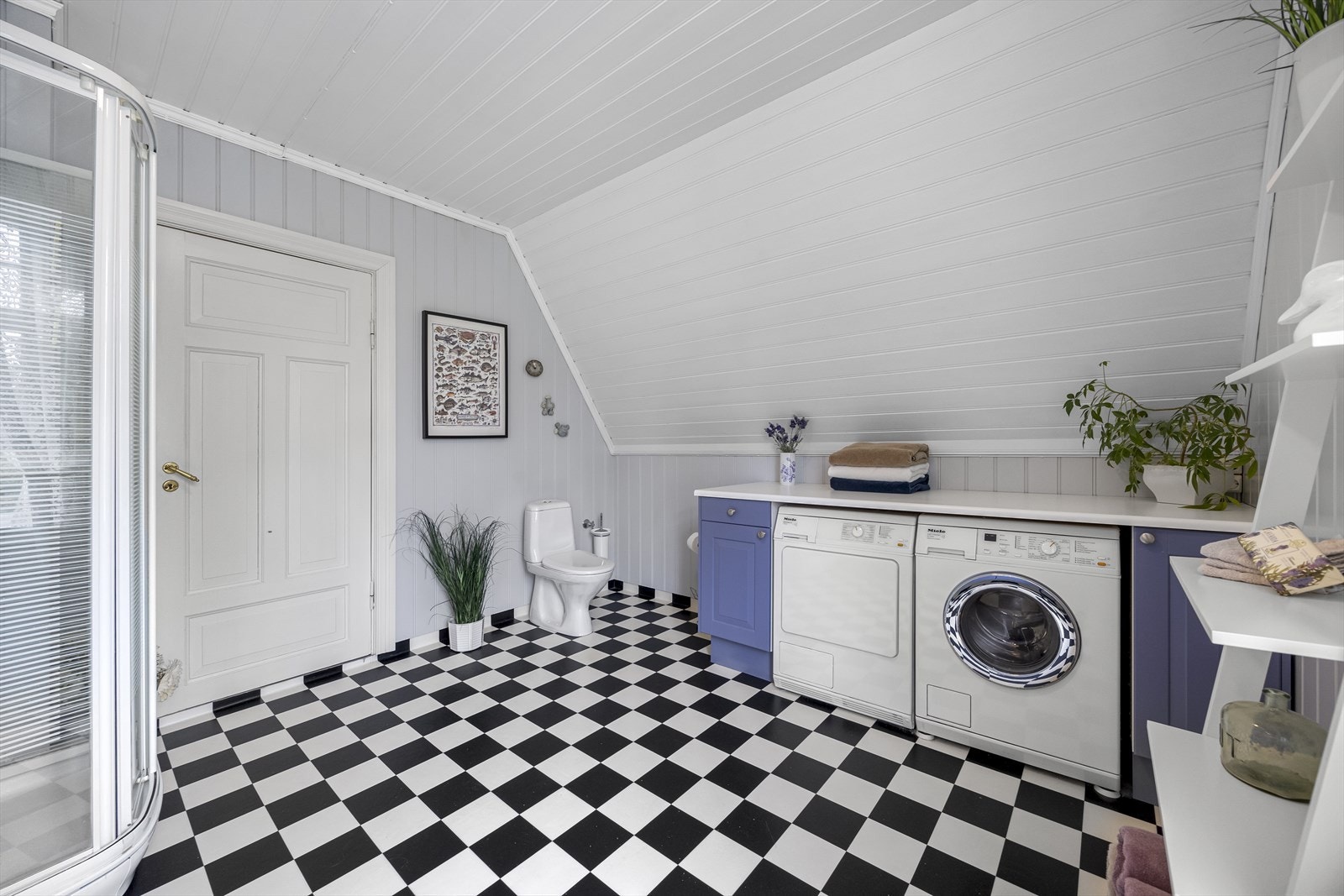 Badet har belegg på gulv.Forøvrig dusjkabinett, wc, servantinnredning type Sigdal Herregård og opplegg for vaskemaskin. Galleribilde