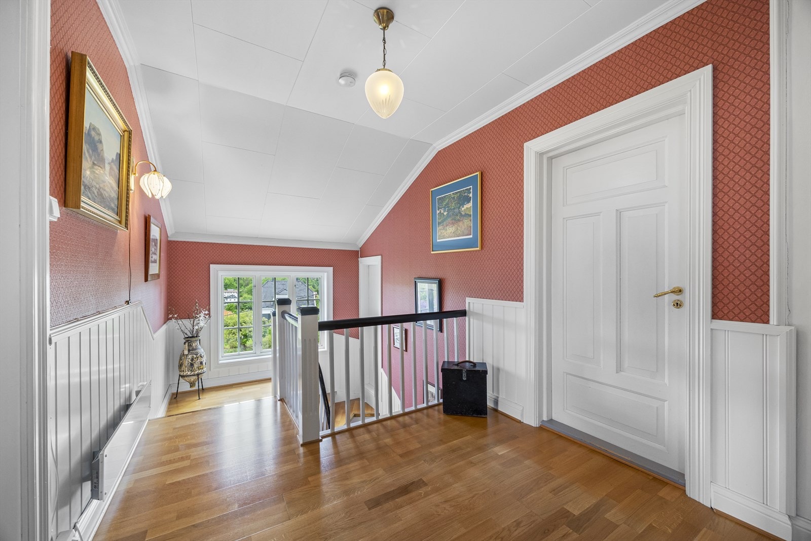 Fra den brede trappegangen til andre etasje kommer man opp på et romslig repo. Her er gang, 4 soverom og bad med wc og vaskerom. Galleribilde