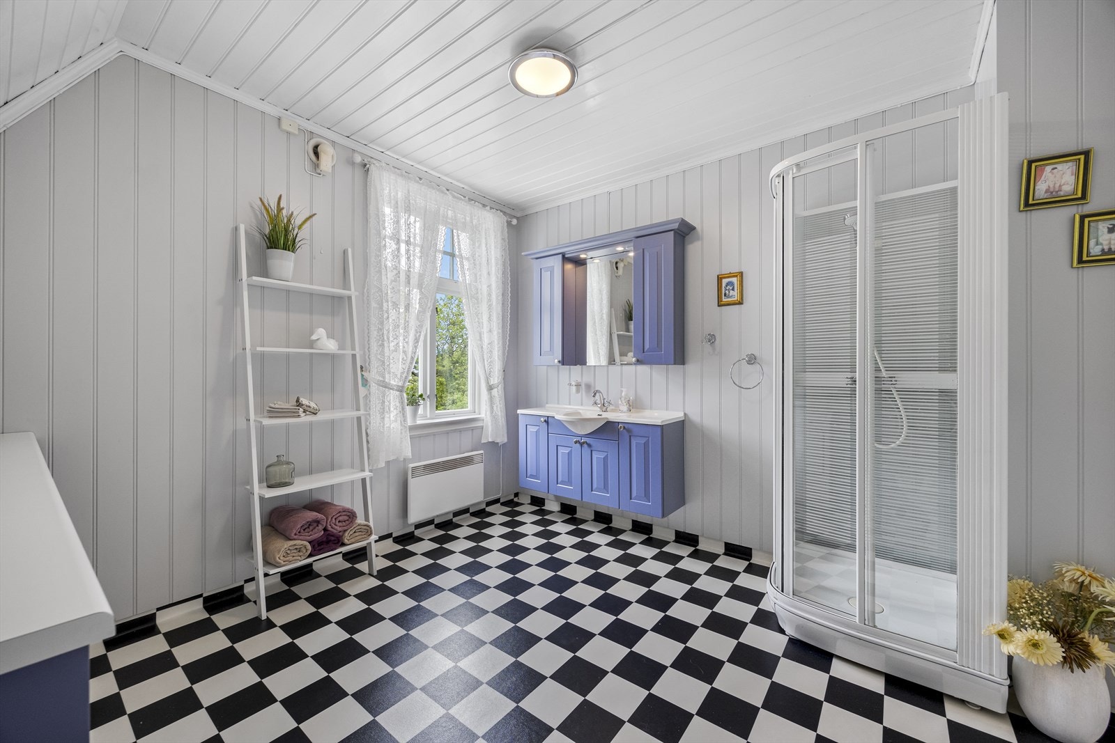 Romslig baderom. Galleribilde
