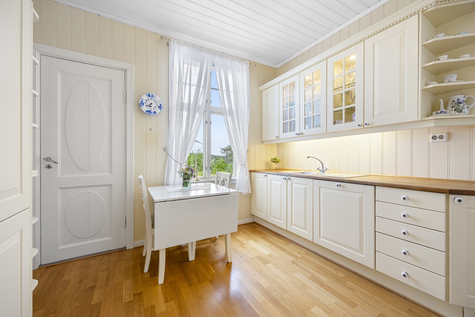 Kjøkkenet har også egen kjøkkeninngang med utgang direkte til den vestvendte terrassen. Galleribilde