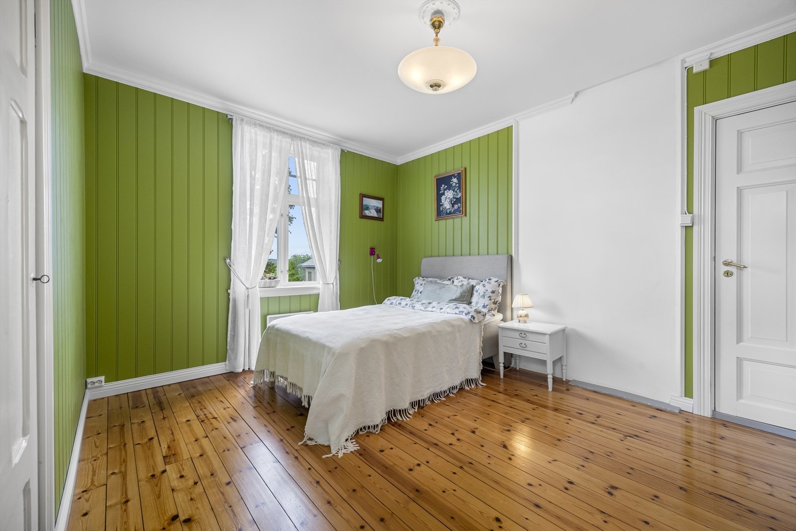 Loftsetasjen er romslig med store soverom, god takhøyde (ca. 260 cm) Galleribilde