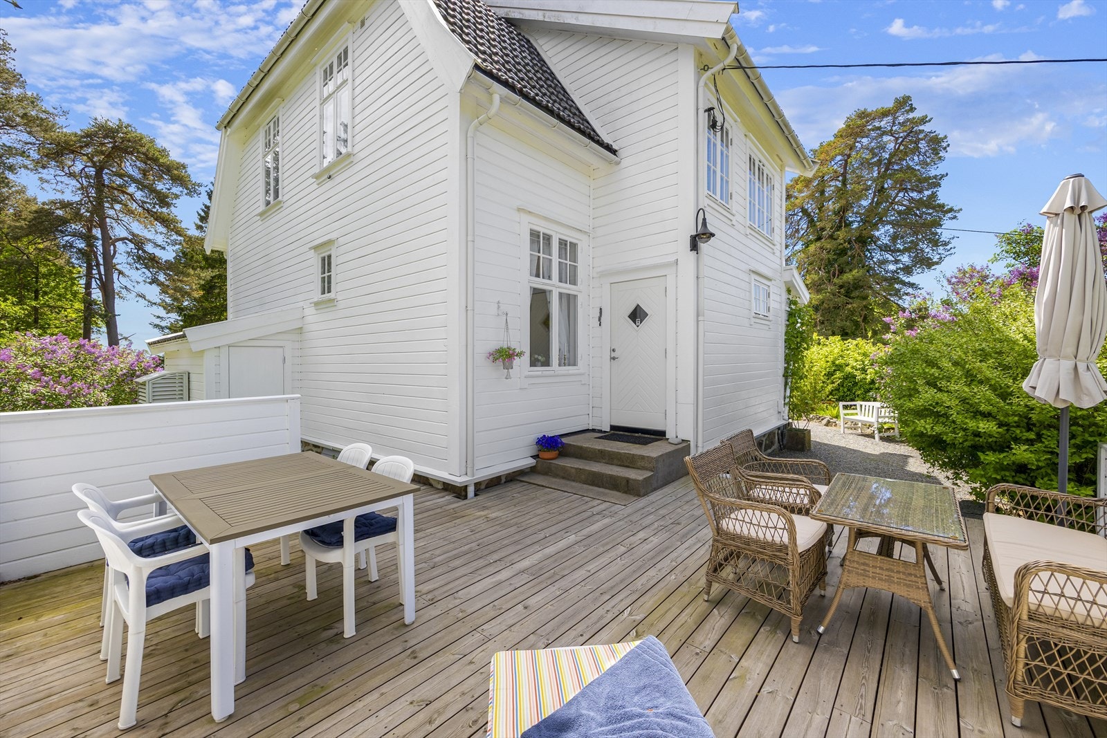 Romslig og usjenert terrasse med sol fra tidlig til sent. Galleribilde