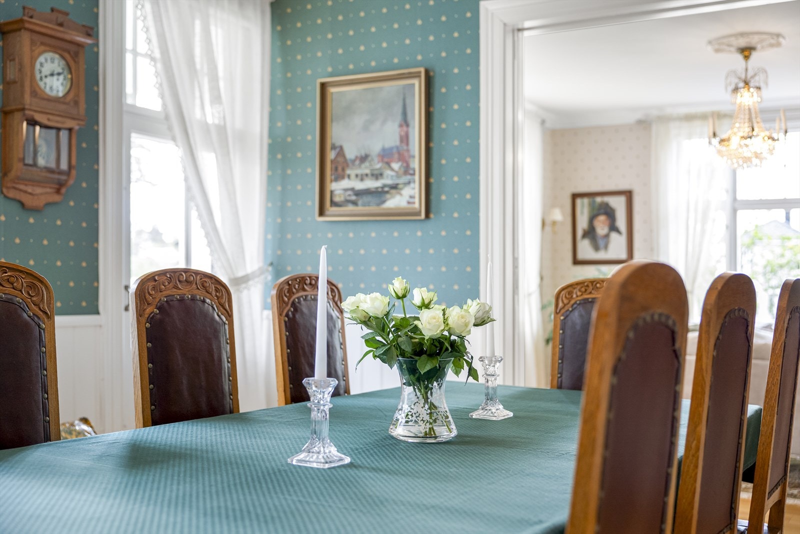 Klassiske stuer med ca. 280 cm takhøyde, mye lys, luft og naturlig lys. Galleribilde