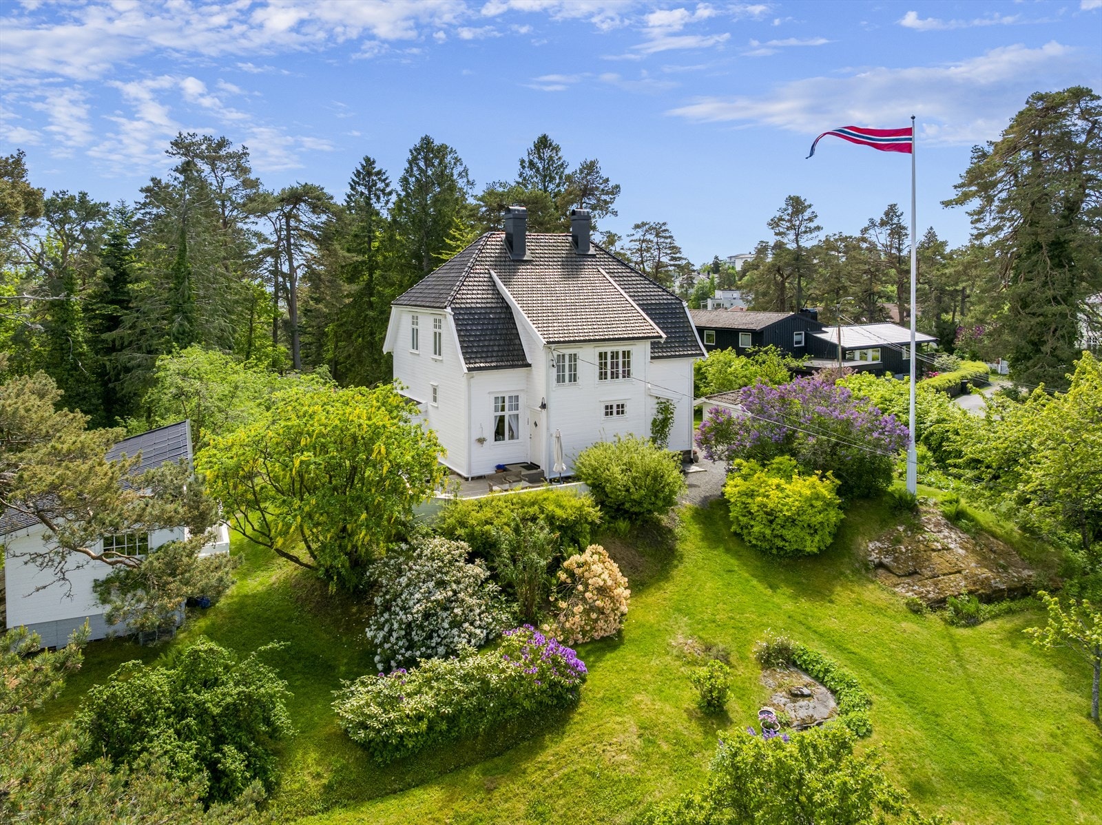Klassisk 20 talls byvilla "Villa Haugen" i sentrumsnære og særdeles solrike omgivelser Galleribilde