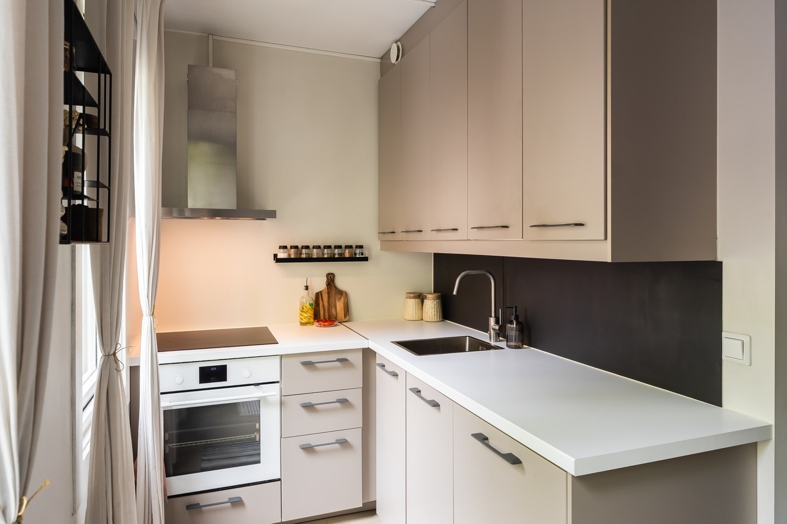 Tidløst hjørnekjøkken på ca. 4 m². Galleribilde