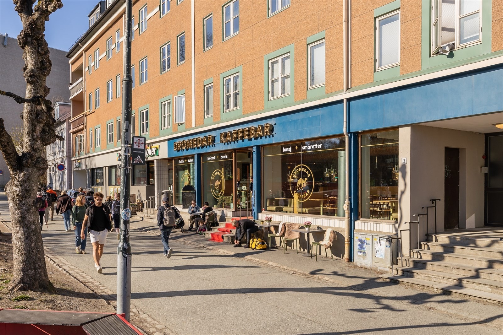 Søndagsåpen butikk og Dromedar kaffebar rett under leiligheten. Det er sykkelparkering på baksiden av bygget. Galleribilde