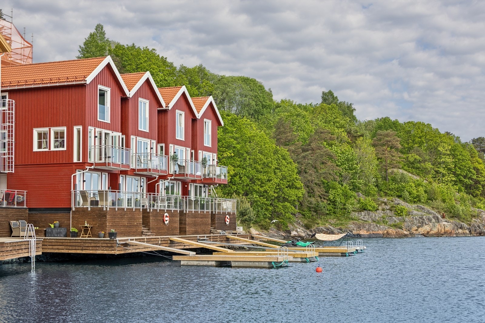 Dette er en attraktiv og moderne tomannsbolig fra 2023. Her bor du helt i vannkanten med direkte tilgang til bryggeplass. Galleribilde