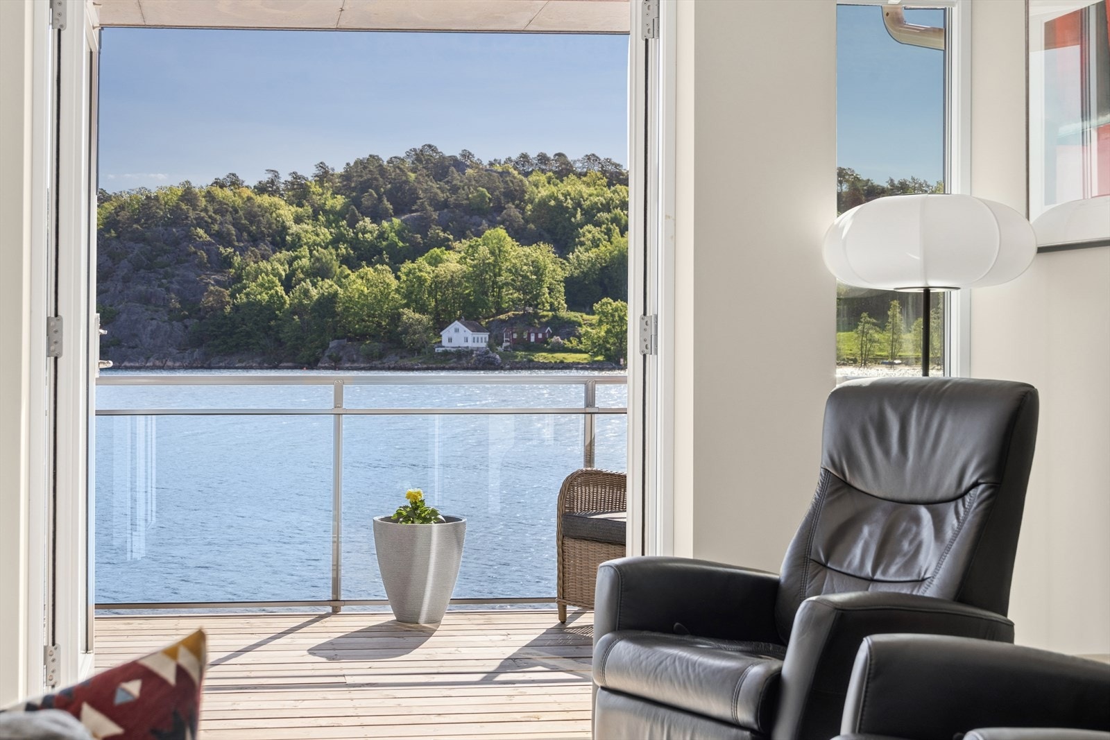 Utsikten fra stuen i 1. etasje. Galleribilde