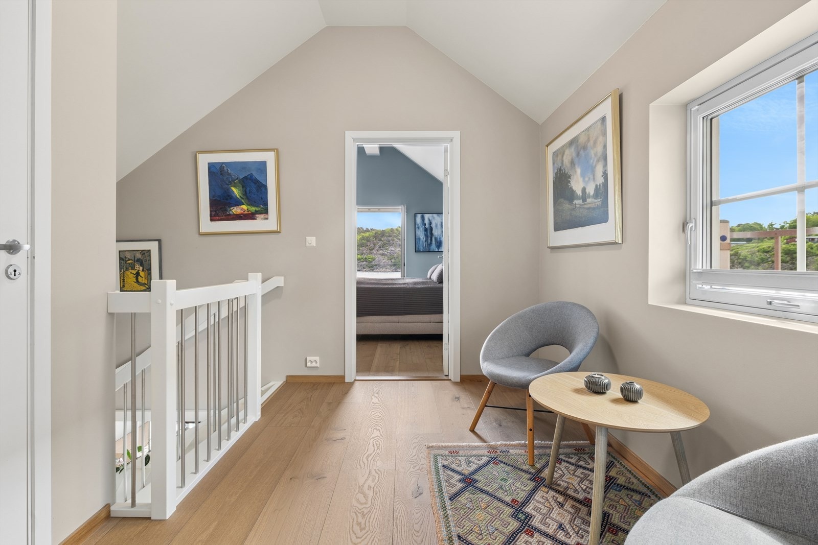 Gangen har fint lysinnslipp. Her finnes det plass for å kunne innrede med et lite bort med stoler. Gjennomgående parkett og malte, glatte dører. Galleribilde