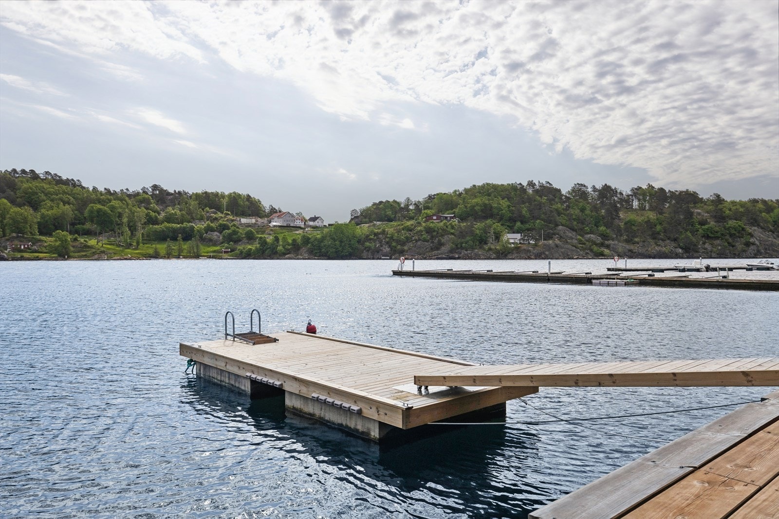 Tilhørende utrigger/flytebrygge. Galleribilde