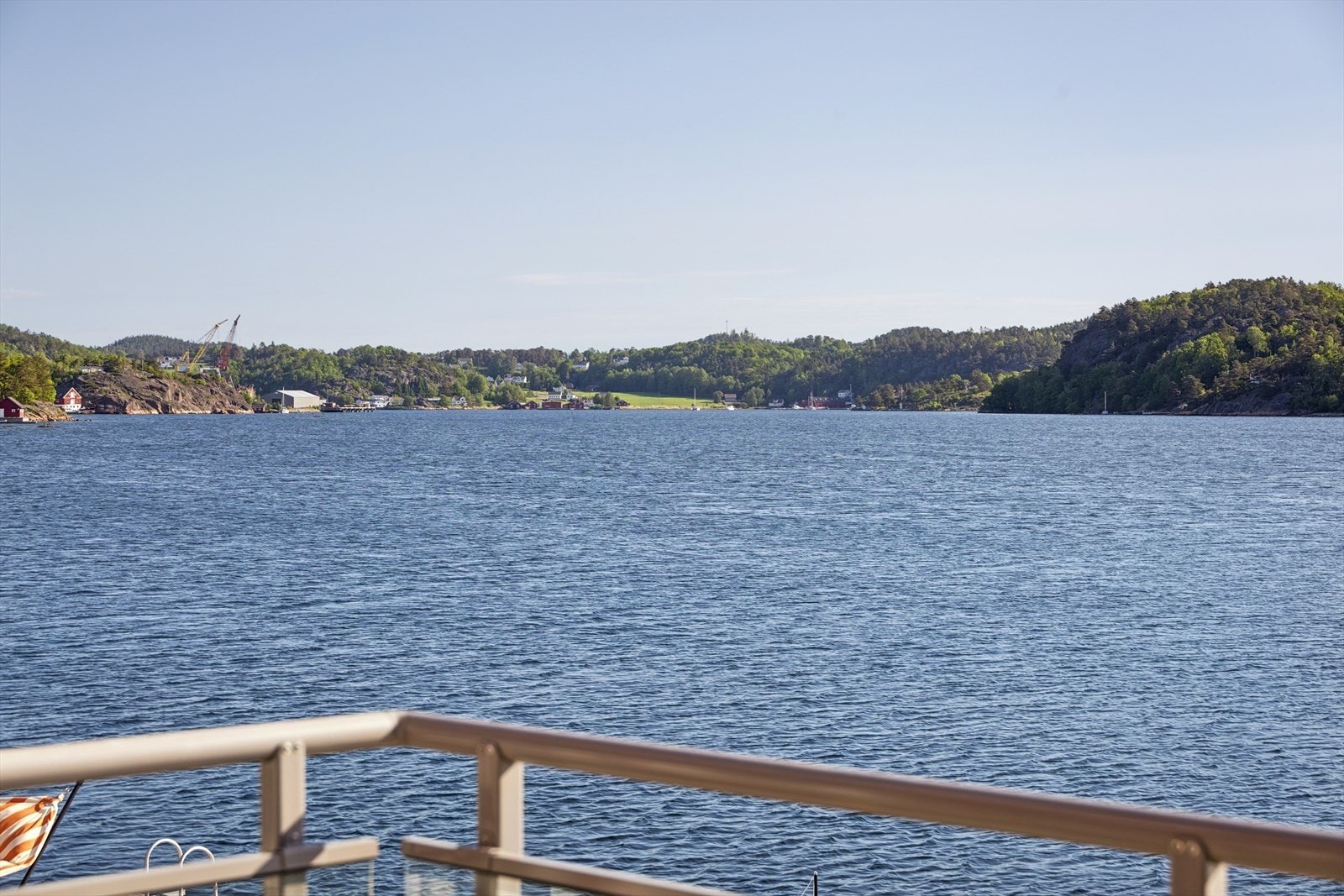 Sameiet Hasseldalen Brygge har en flott beliggenhet langs Vikkilen, sentralt i Grimstad. Kort gangavstand via idylliske Biodden inn til alle byens fasiliteter. Galleribilde