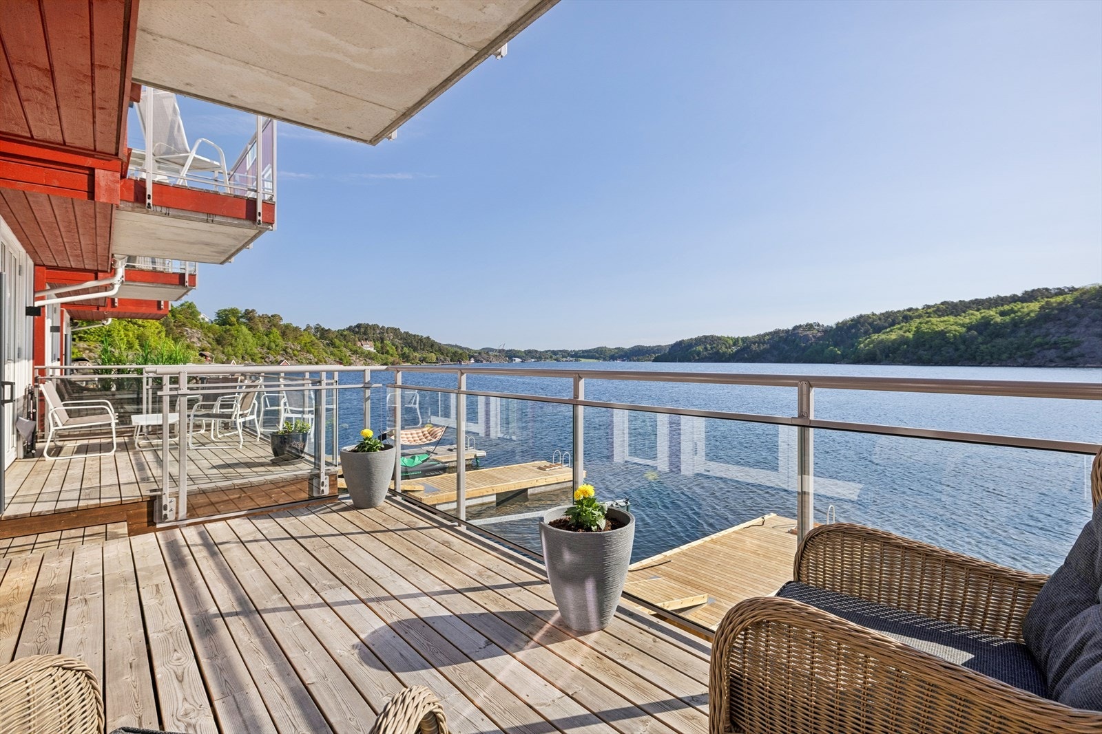 En herlig, romslig terrasse med tredekke og glassrekkverk. Galleribilde