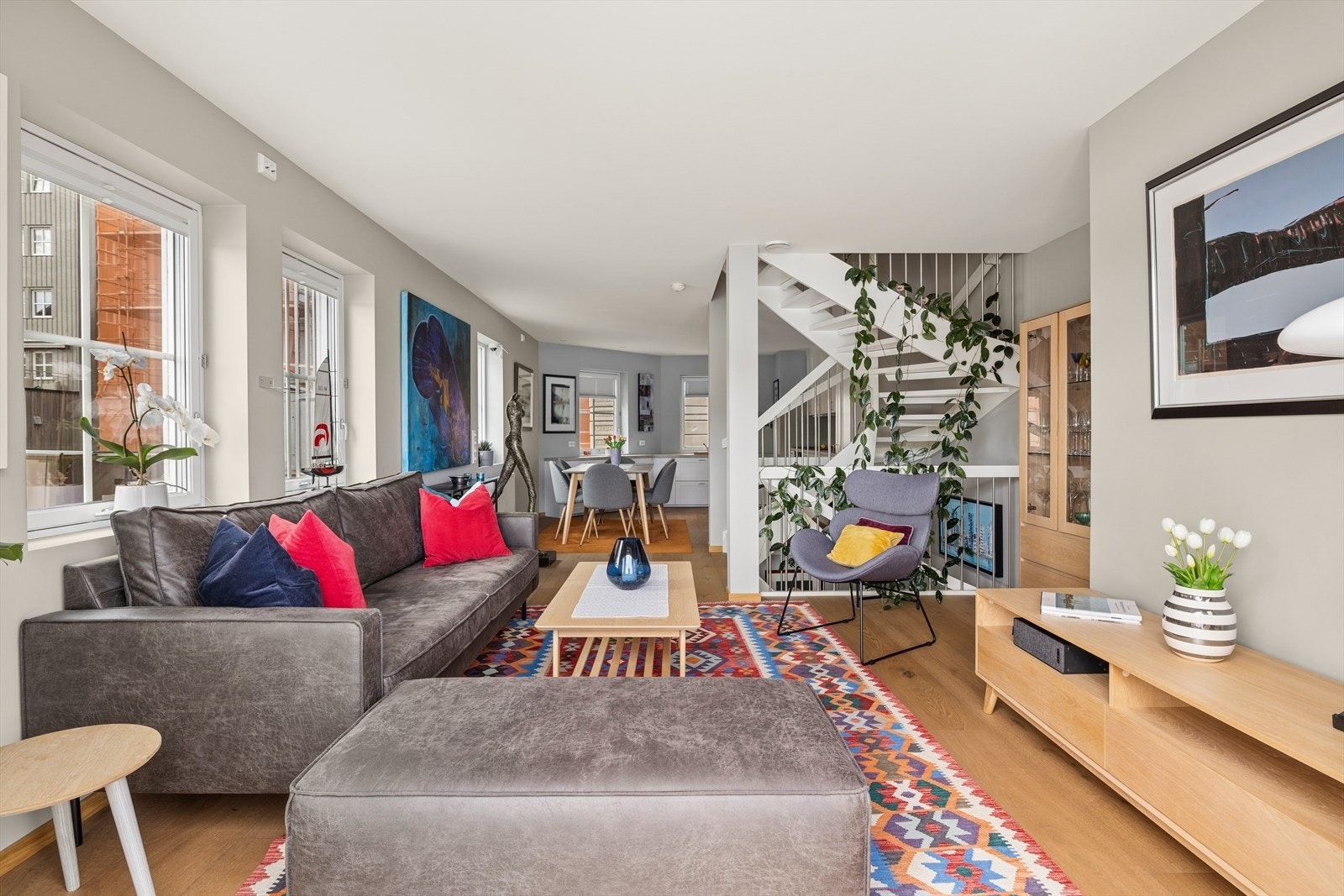 Hovedstuen i 2. etasje har god plass til både sofagruppe og spisebord. Galleribilde