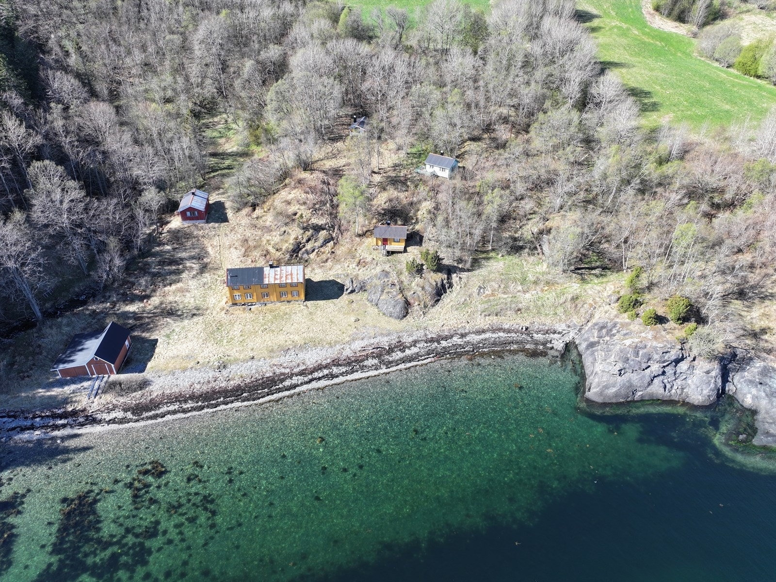 Tomten er på ca. 23 mål og inneholder flere bygninger, herunder fire anneks med overnattingsmuligheter samt naust ved sjøen. Galleribilde