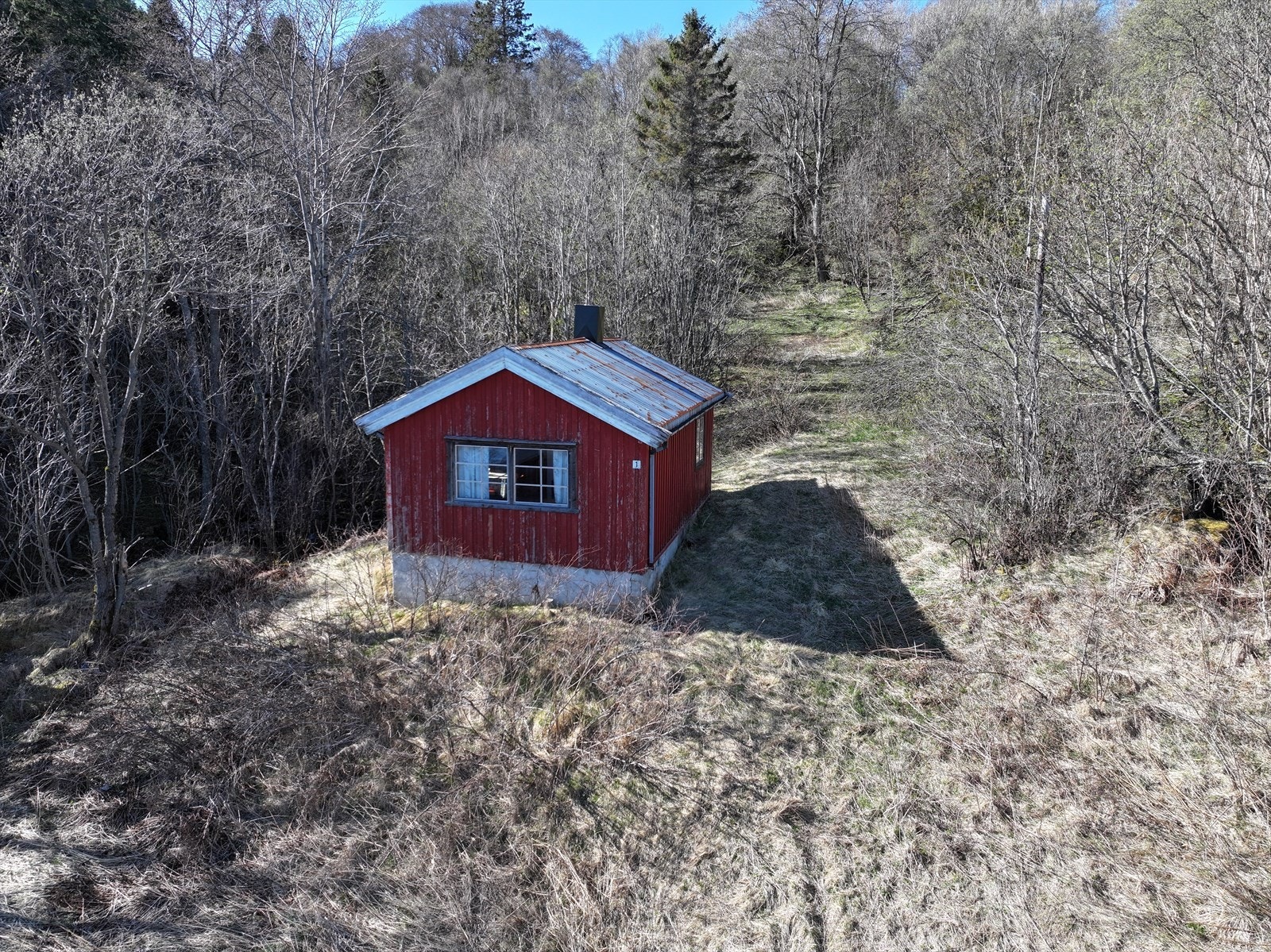 Hyttene på eiendommen er praktisk utformet med oppholdsrom, kjøkkenløsning og soveplass. Galleribilde