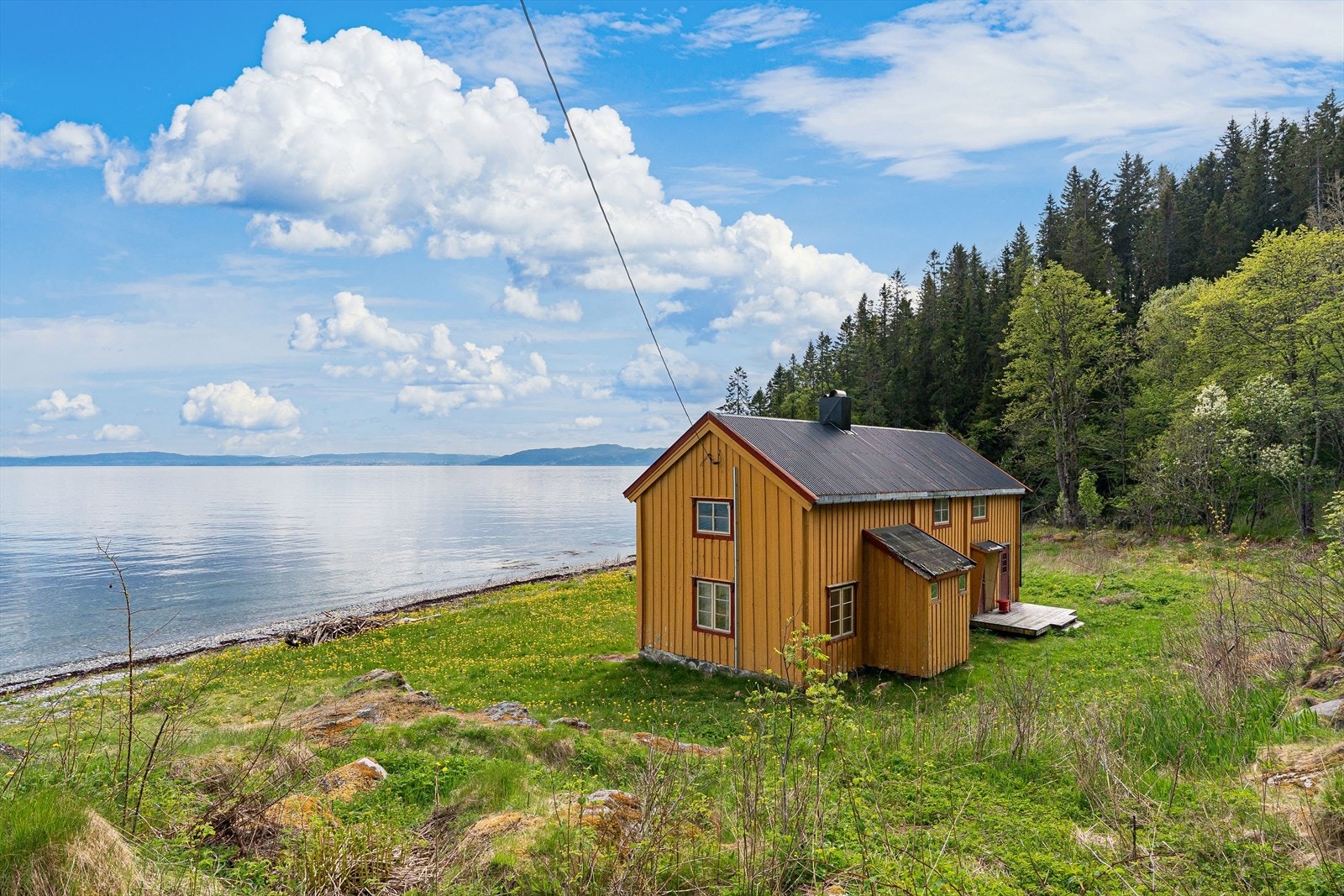 Fra eiendomen er det kun få minutter inn til Vanvikan Sentrum og nærhet til hurtigbåt og ferge som tar deg til Trondheim. Galleribilde