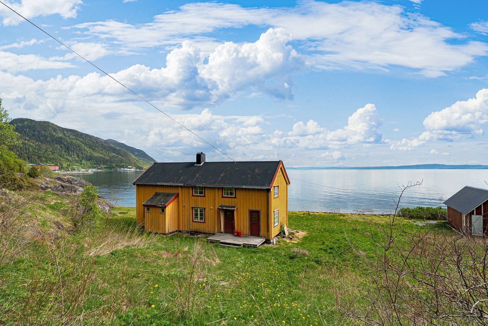 Den store eiendommen gir rom for både rekreasjon og utfoldelse. Området rundt byr også på vakre naturopplevelser. Galleribilde