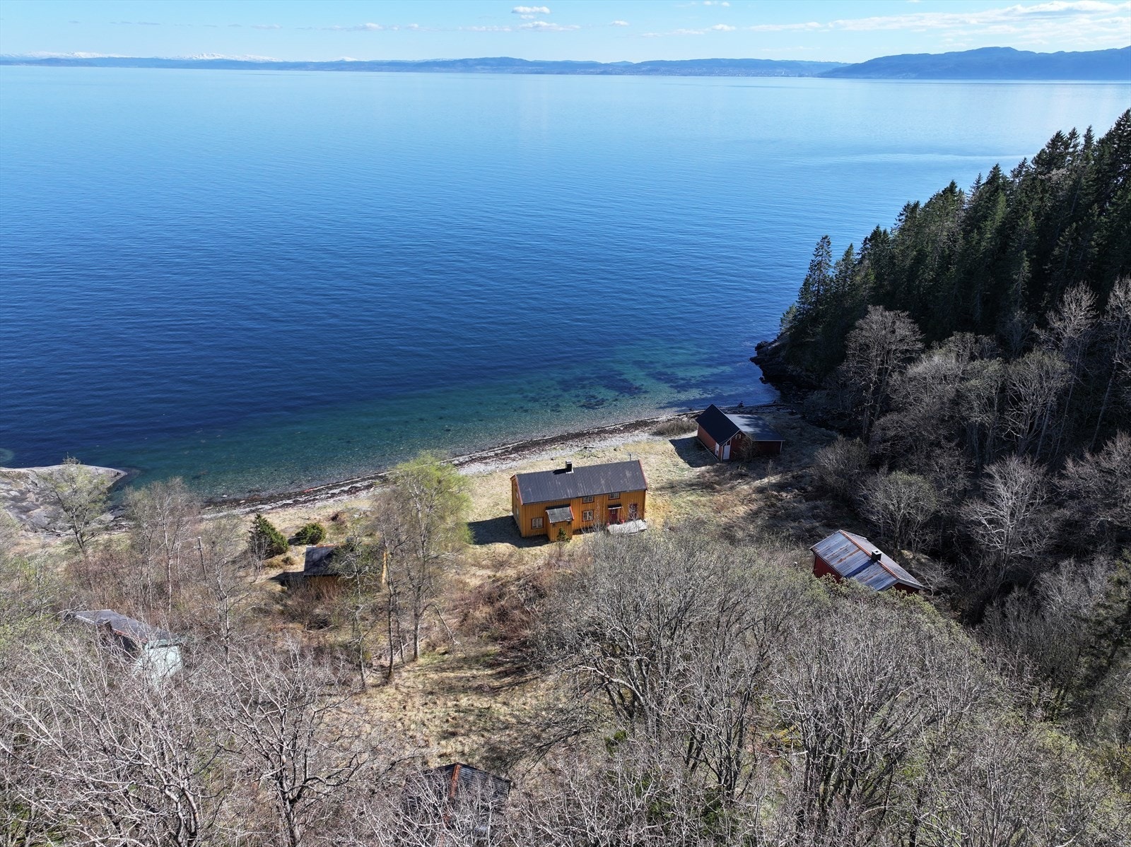 Eiendommen ligger fint til med panoramautsikt utover fjorden i tillegg til strandlinje for badeliv. Galleribilde