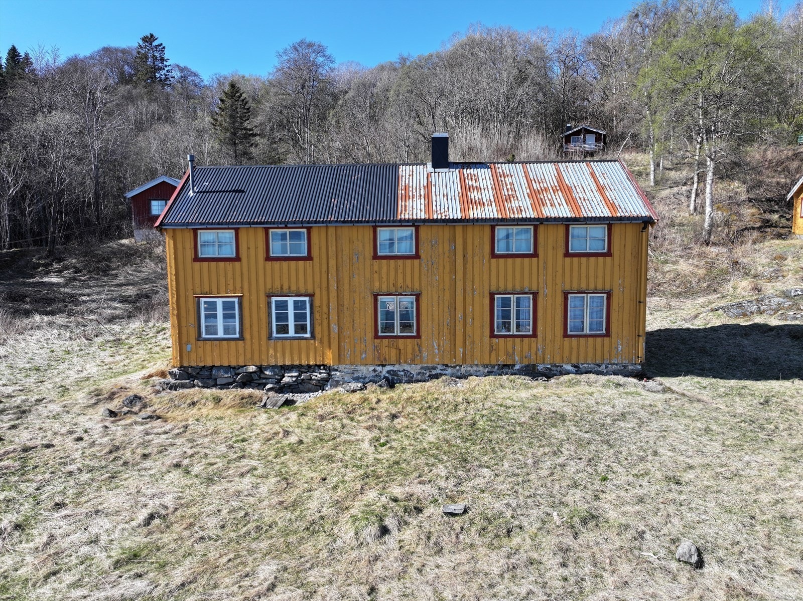 Hovedbygningen har et bruksareal på ca. 130 m² og danner det naturlige midtpunktet på eiendommen. Galleribilde