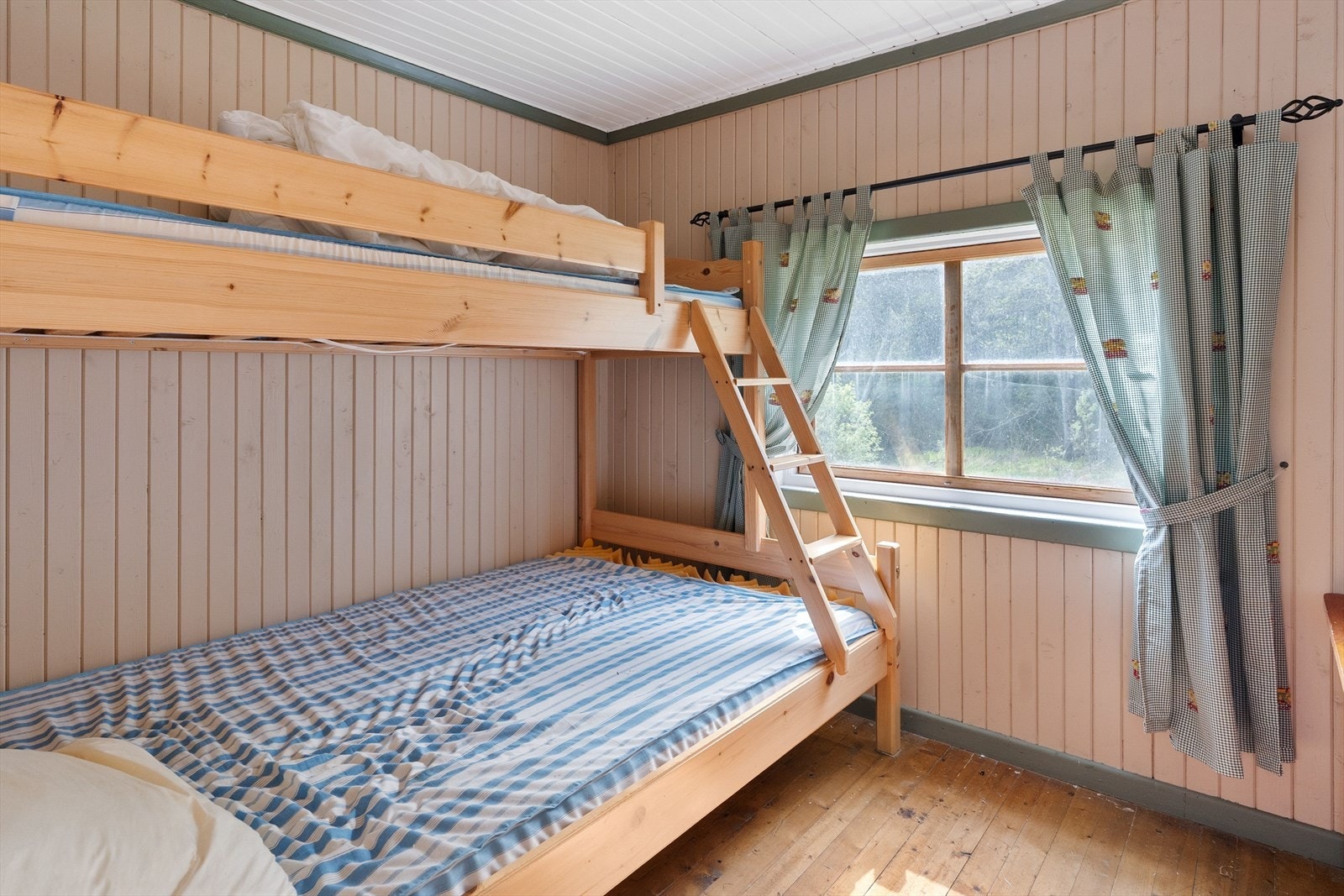 Det minste soverommet er innredet med hengekøye for å utnytte plassen på en praktisk måte. Galleribilde