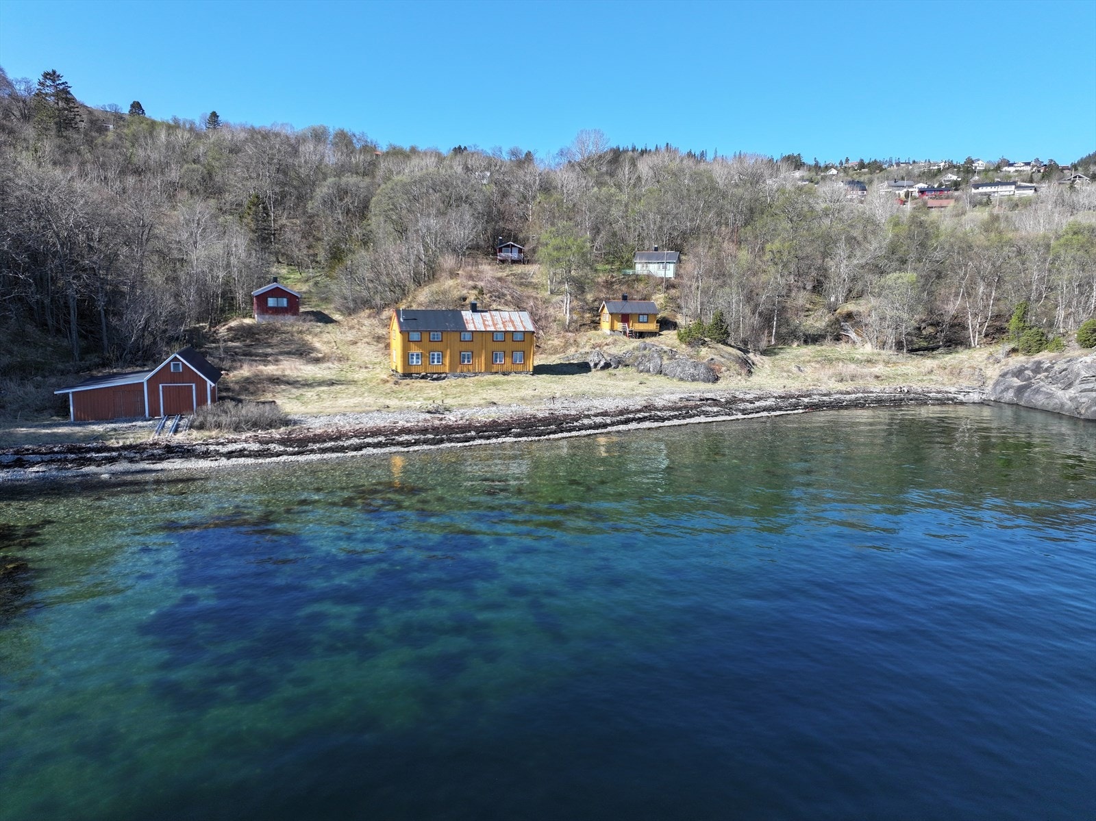 Her får du en eiendom utenom det vanlige - idyllisk plassert ved fjorden på en romslig tomt. Galleribilde