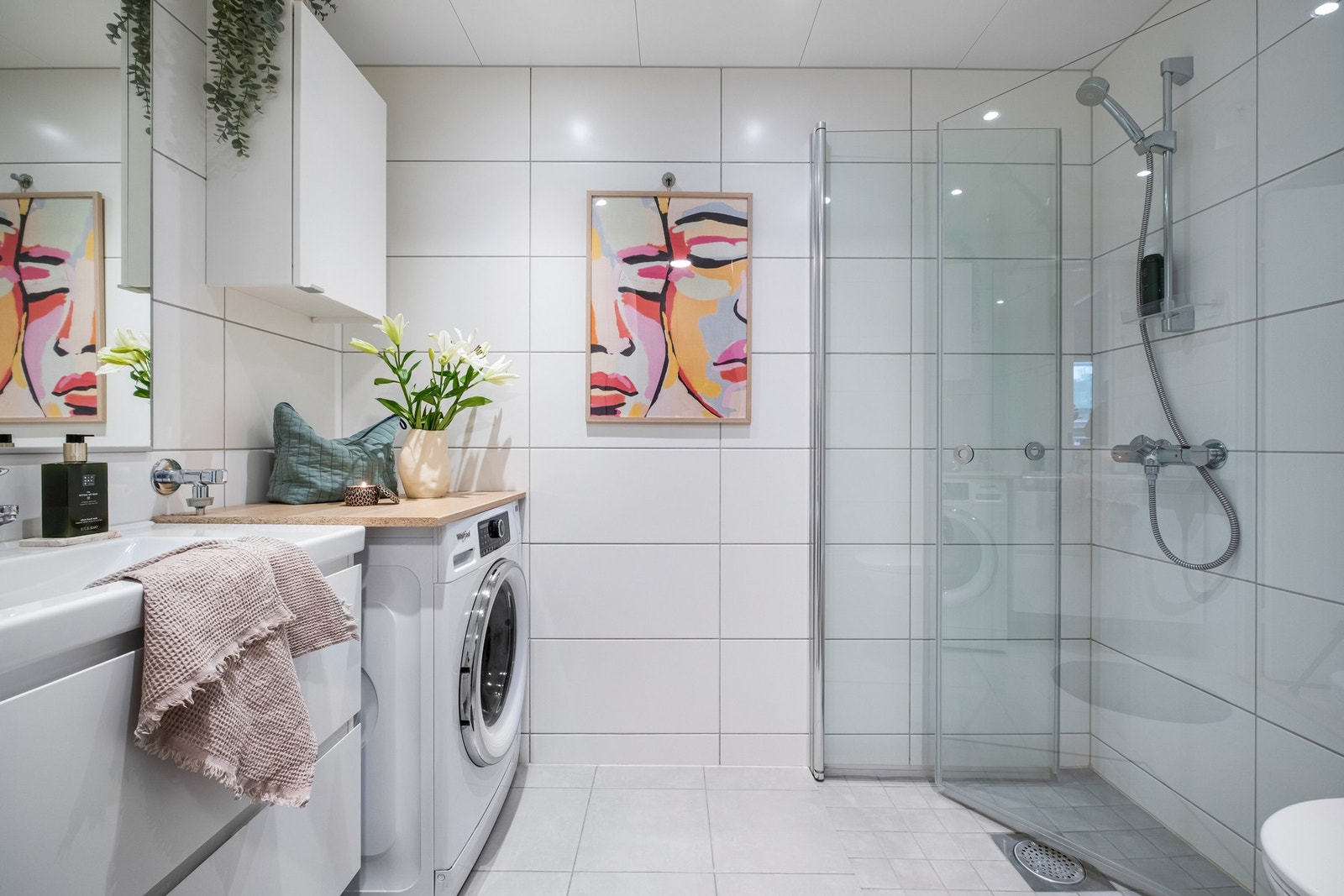 Badet er utstyrt med opplegg for vaskemaskin og varme i gulvet Galleribilde