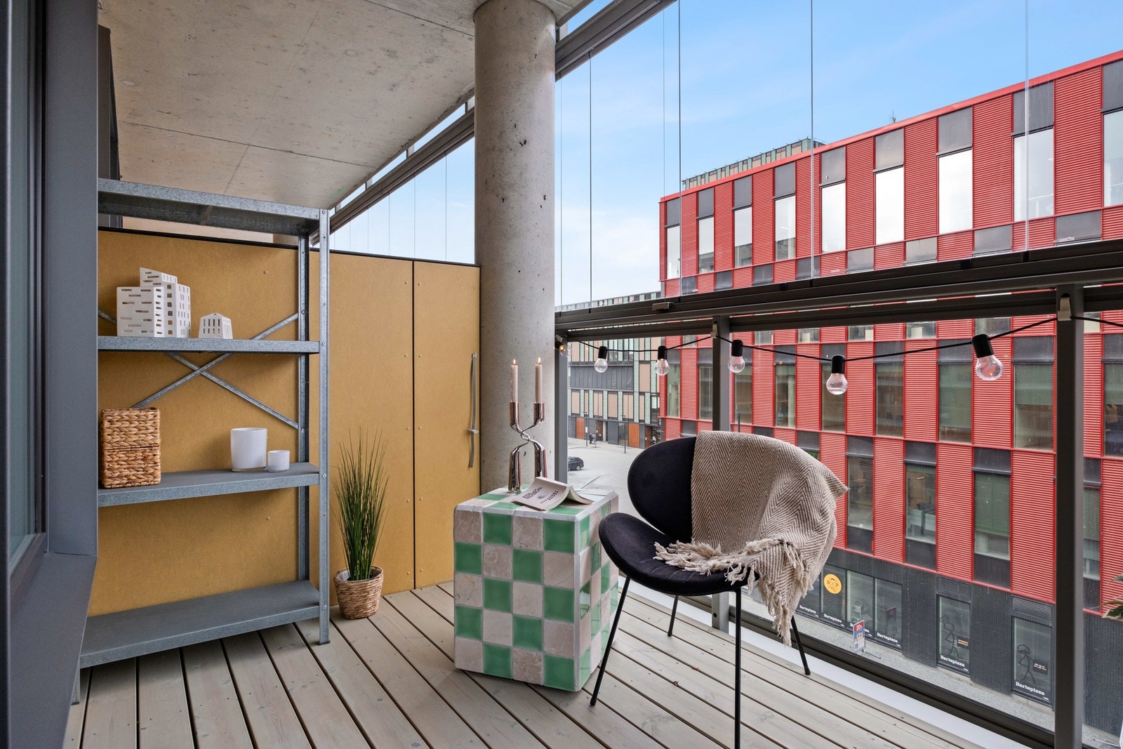 Herlig innglasset balkong på ca. 11 m². Terrassen har blitt beiset i senere tid Galleribilde