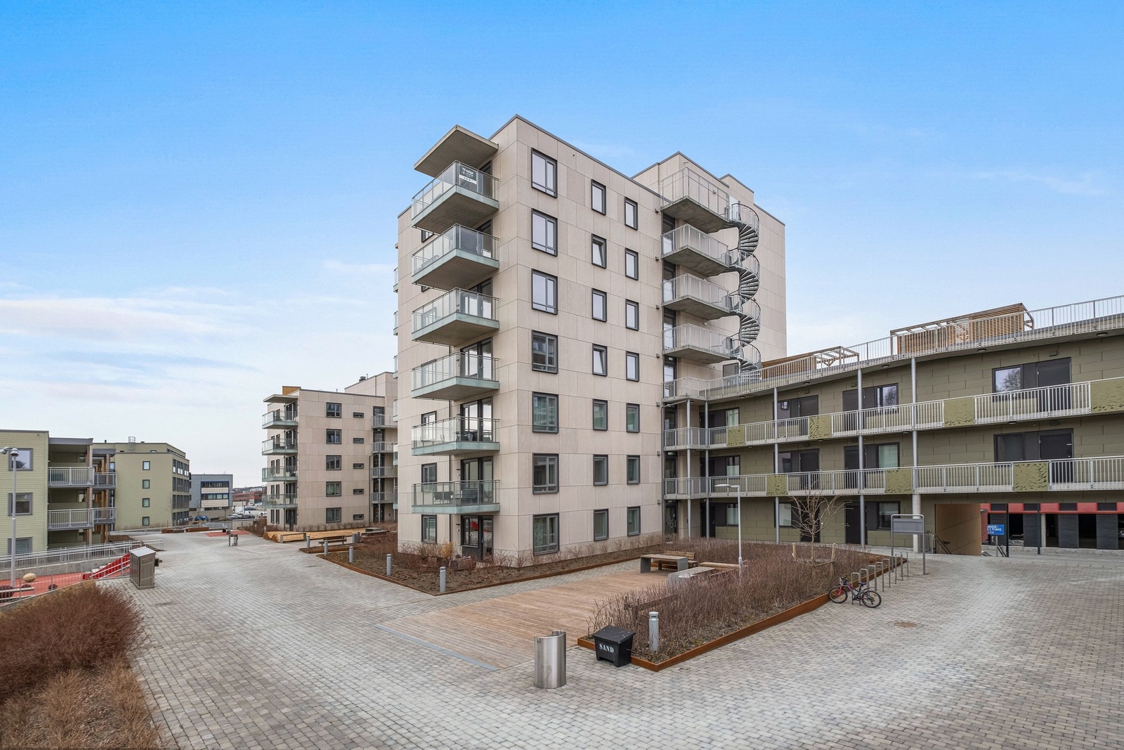 Fasade av blokken. Blokken er fra 2019 og fremstår moderne Galleribilde