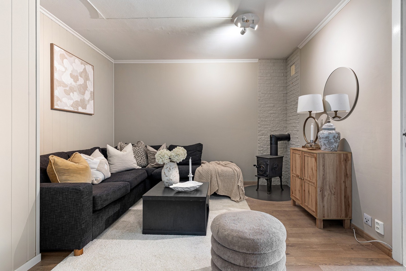 Stuen har god plass til sofagruppe og øvrige møblementer. enkelt og innrede etter egne preferanser. Galleribilde