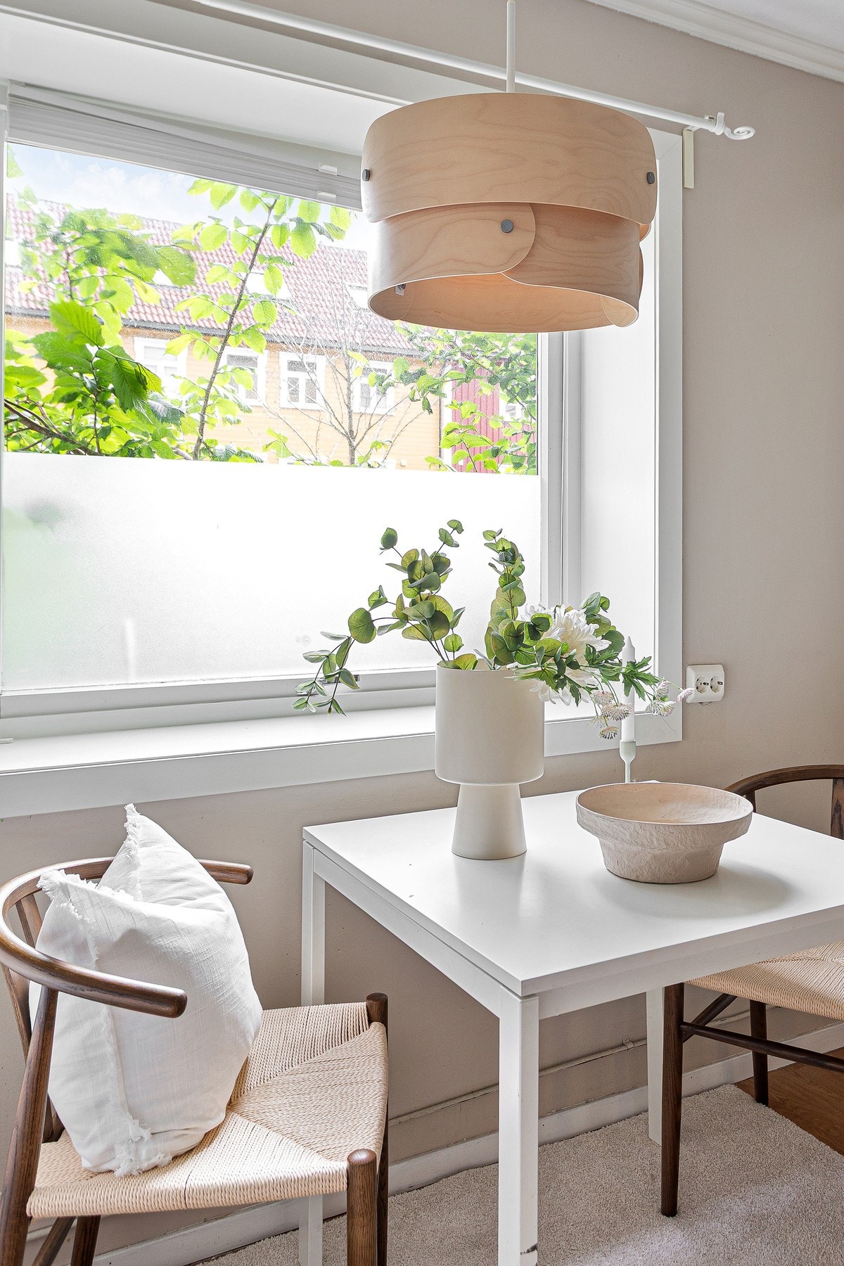 Store vindusflater slipper inn godt med dagslys og skaper en lys og trivelig atmosfære rundt spiseplassen. Galleribilde