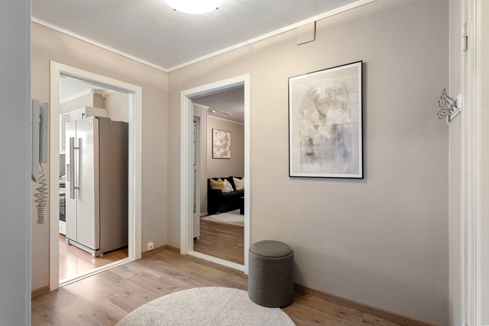 Den sentrale gangen binder boligens rom sammen på en funksjonell og oversiktlig måte. Galleribilde