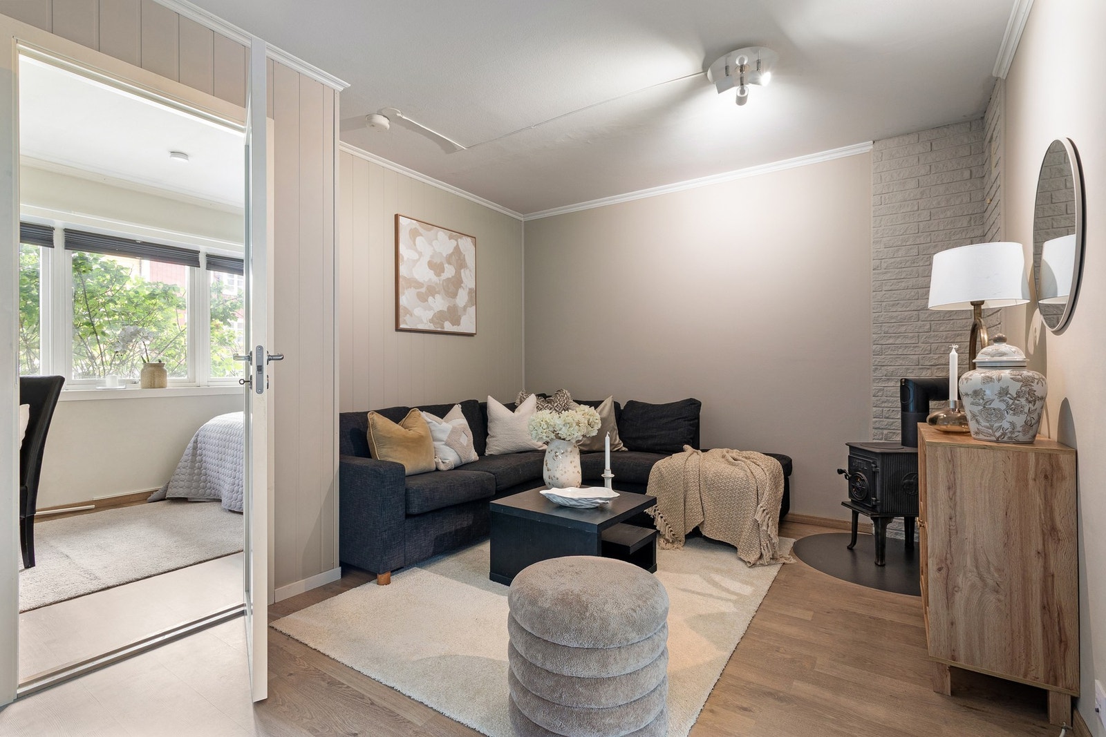 Her bor du i en sjarmerende 3-roms leilighet på hele 79 m² BRA. Galleribilde