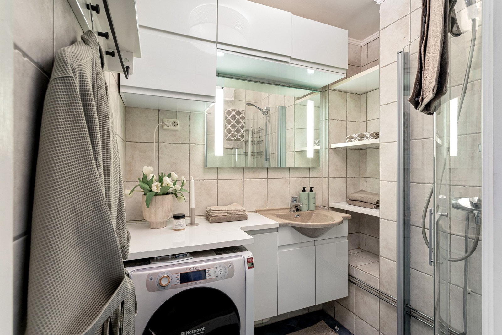 Badet har gode oppbevaringsmuligheter med flere skap og innebygd hylle i vegg. Galleribilde
