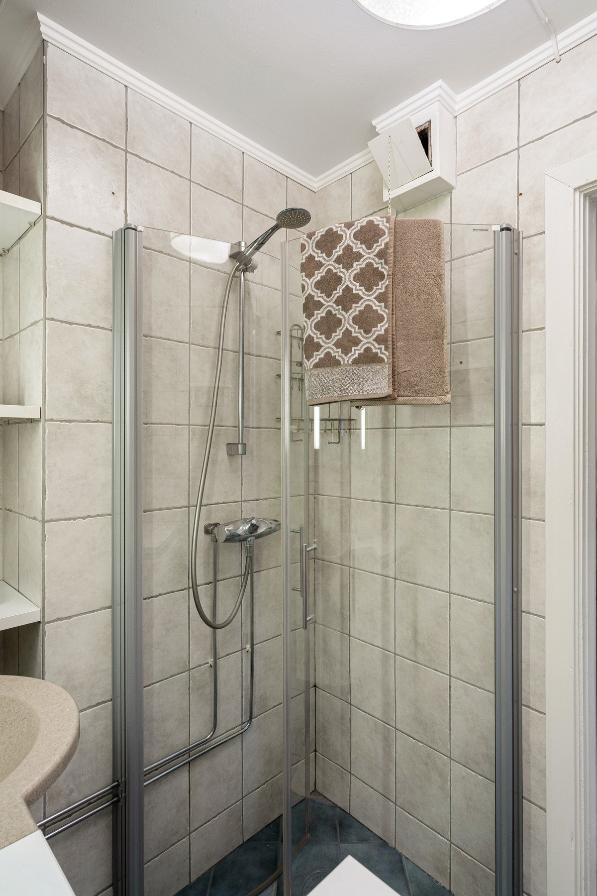Badet har en tidløs utførelse med lyse flater som gir et ryddig og helhetlig uttrykk. Galleribilde