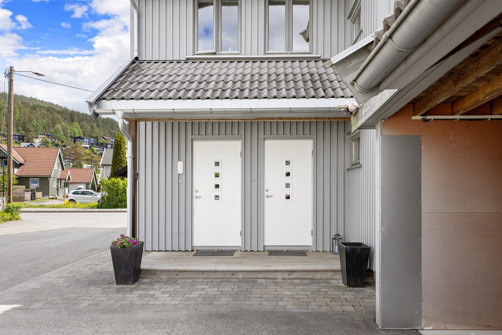 Ta døren til høyre, rett fra din parkeringsplass i carport, hvor også du har en romslig bod. Galleribilde