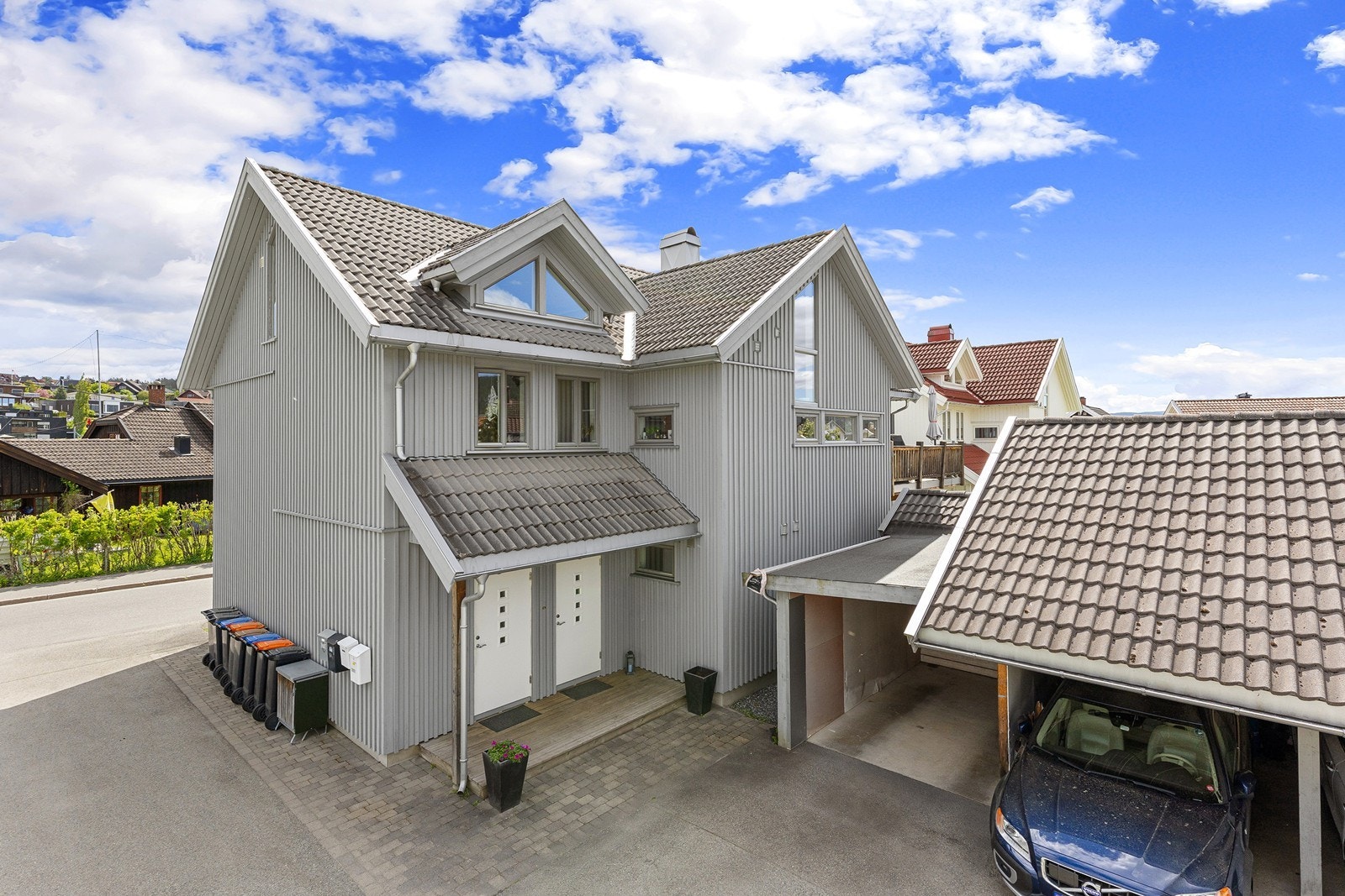 Felles inngangsparti med naboen Galleribilde