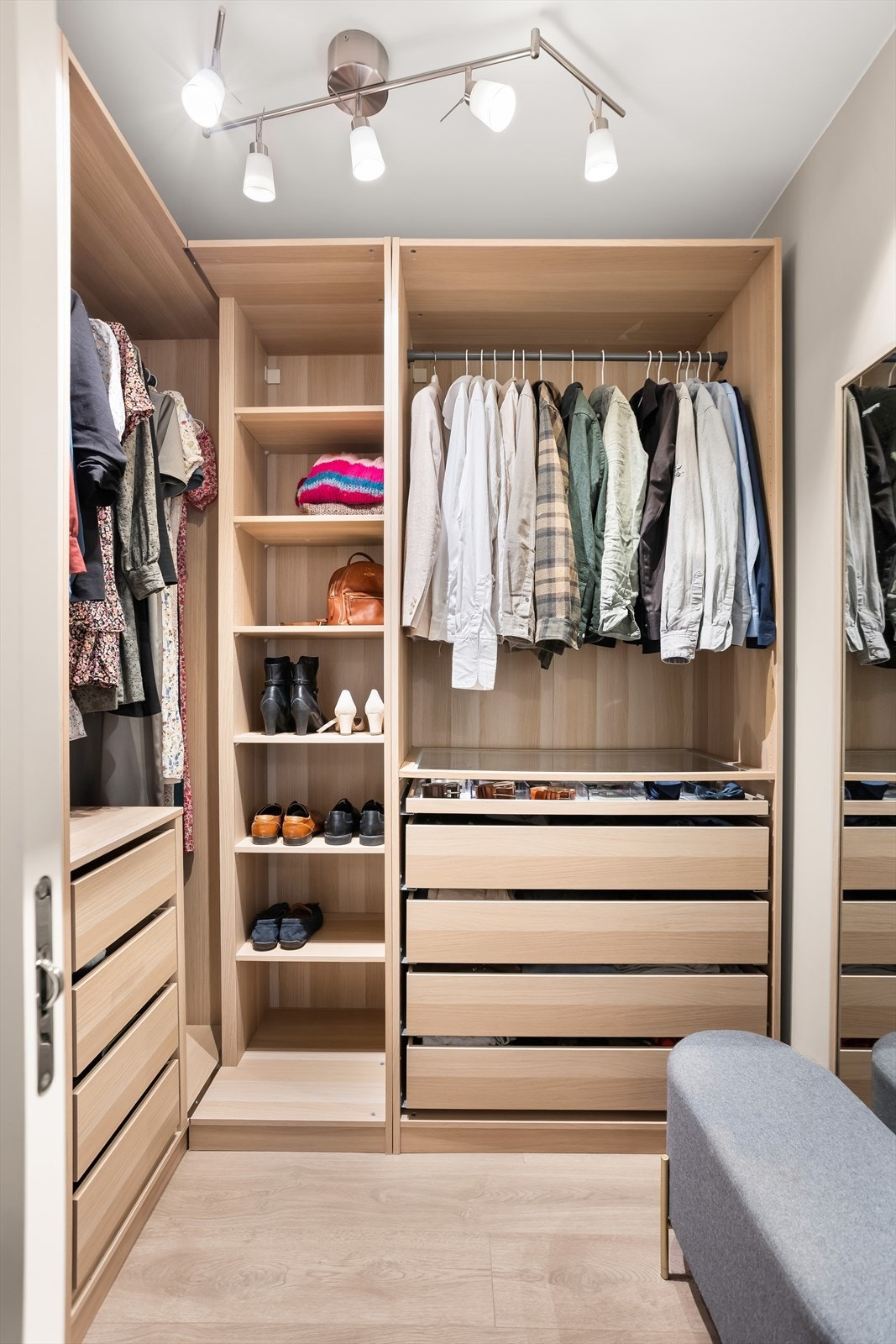 Walk-in garderobe tilknyttet hovedsoverommet. Galleribilde