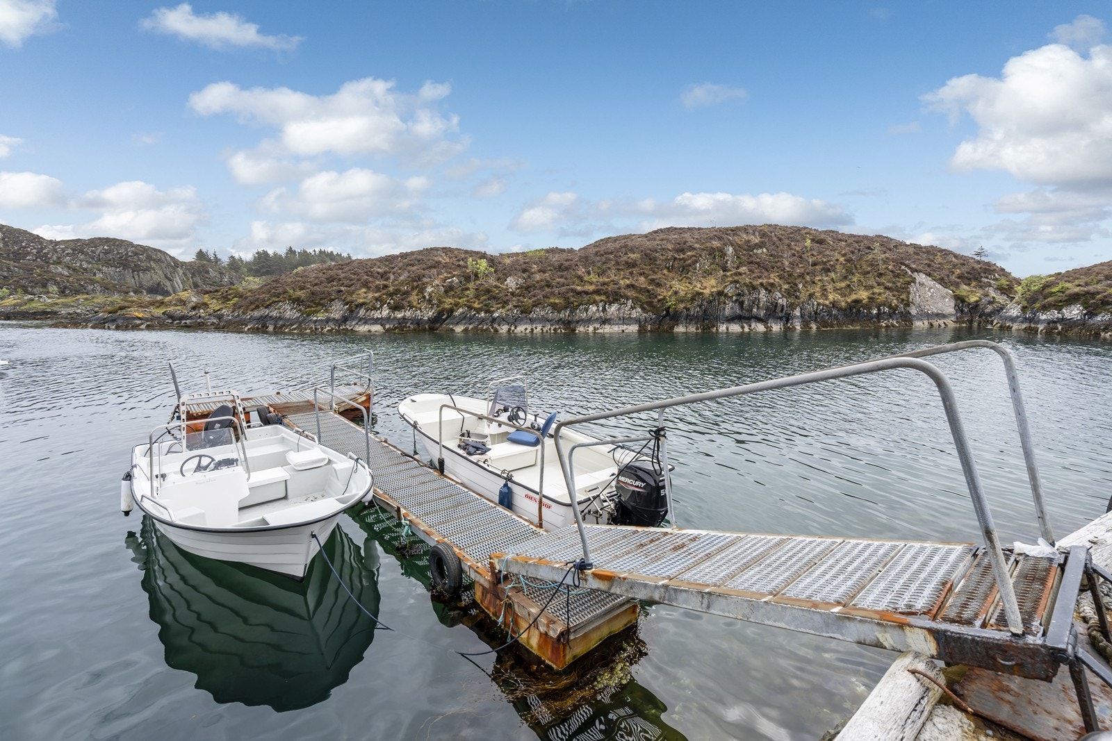 Båtplass på flytebrygge like ved hytten: (båtplassen er leid) Galleribilde