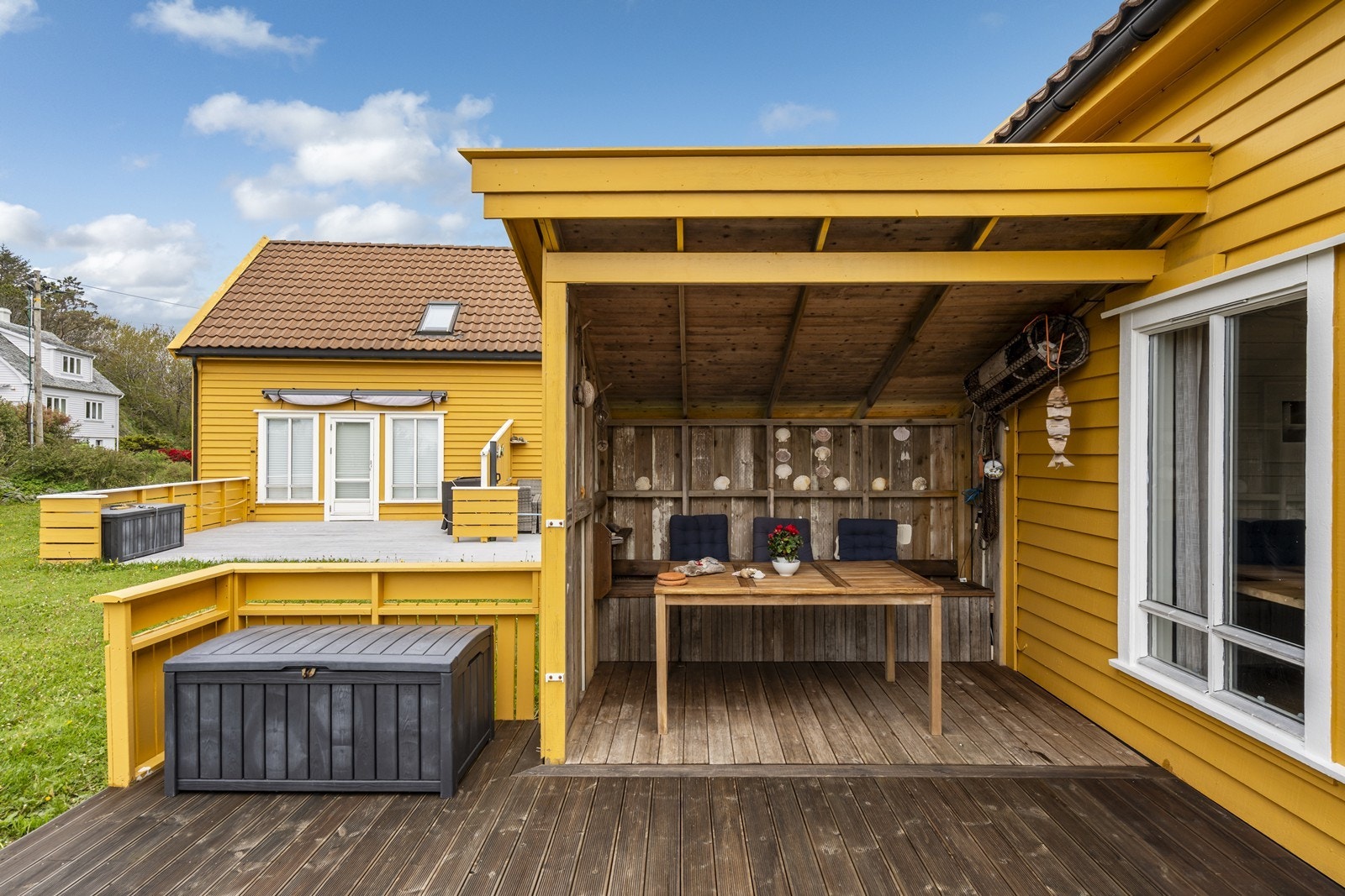 Trivelig terrasse, delvis overbygget. Galleribilde