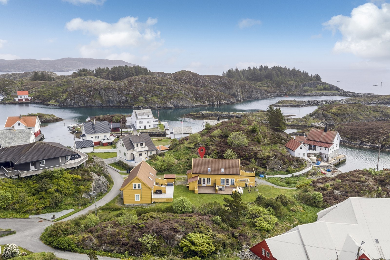 Kort avstand til Joker Espevær for daglige innkjøp. Båtplass på flytebrygge like ved hytten: (båtplassen er leid) Galleribilde